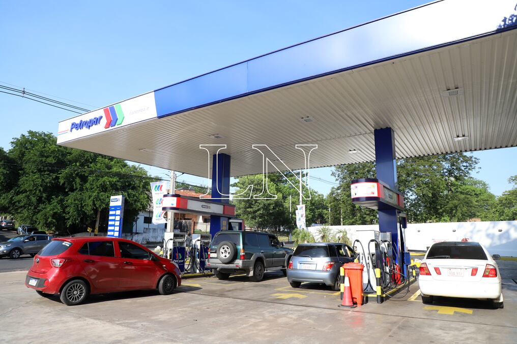 Desde el momento en que la estatal bajó el precio de los combustibles, las filas de vehículos no se hicieron esperar y hasta llegó a faltar la nafta 93. Foto: Roberto Zarza.