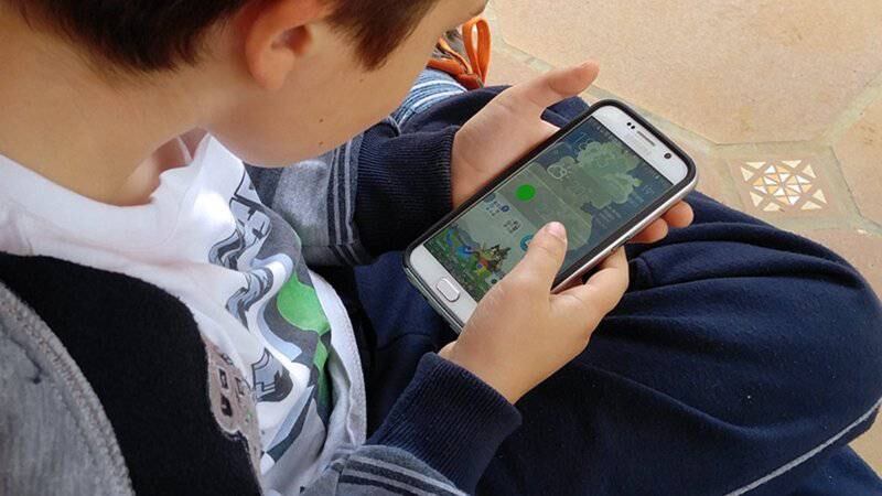 Para que la desconexión no sea tan difícil para los estudiantes, los propios padres deben comenzar por desconectarse y dar el ejemplo a sus hijos. Foto: Ilustrativa.