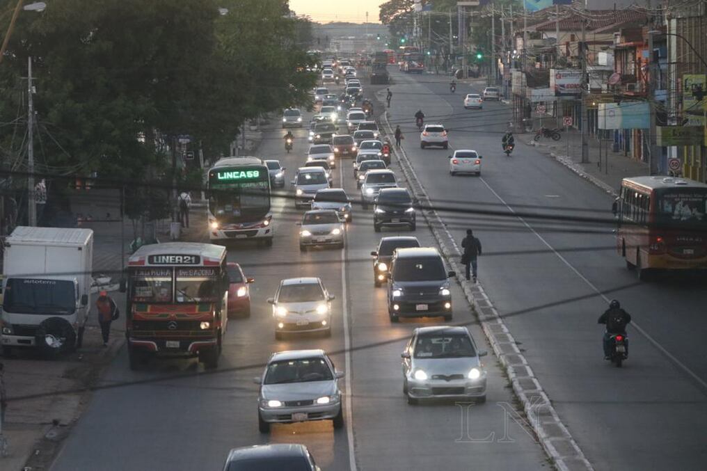 Largas filas se observan sobre la Avenida Eusebio Ayala casi Calle Última. Foto: Pánfilo Leguizamón