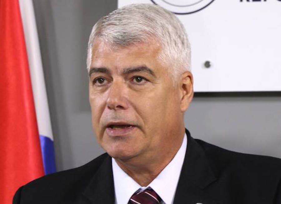 Arnoldo Wiens, ministro de Obras Públicas.