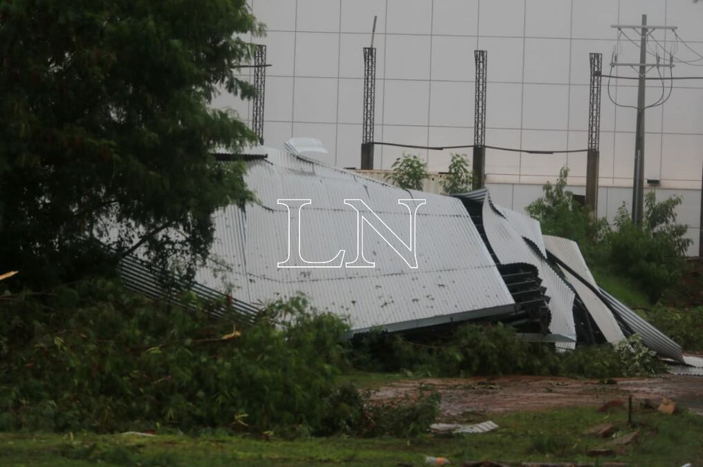 Una estructura se desplomó en la zona de hangares, al lado de Helitáctica, del aeropuerto Silvio Pettirossi. Foto: Eduardo Velázquez.