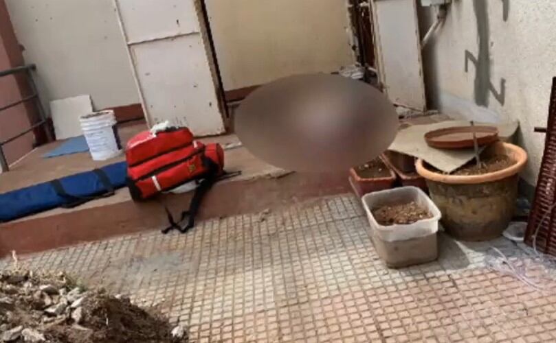 Bomberos voluntarios llegaron hasta el lugar de la tragedia, pero ya nada pudieron hacer para evitar el deceso del obrero a causa de las heridas sufridas. Foto: Captura de pantalla.