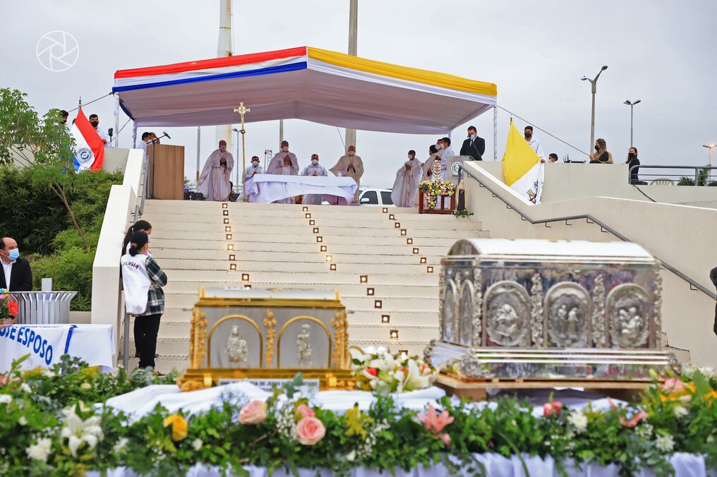 Una ceremonia eucarística se llevó a cabo en el estacionamiento del Aeropuerto Internacional Silvio Pettorossi tras el arribo de las reliquias de Chiquitunga. Foto: Jorge Romero.