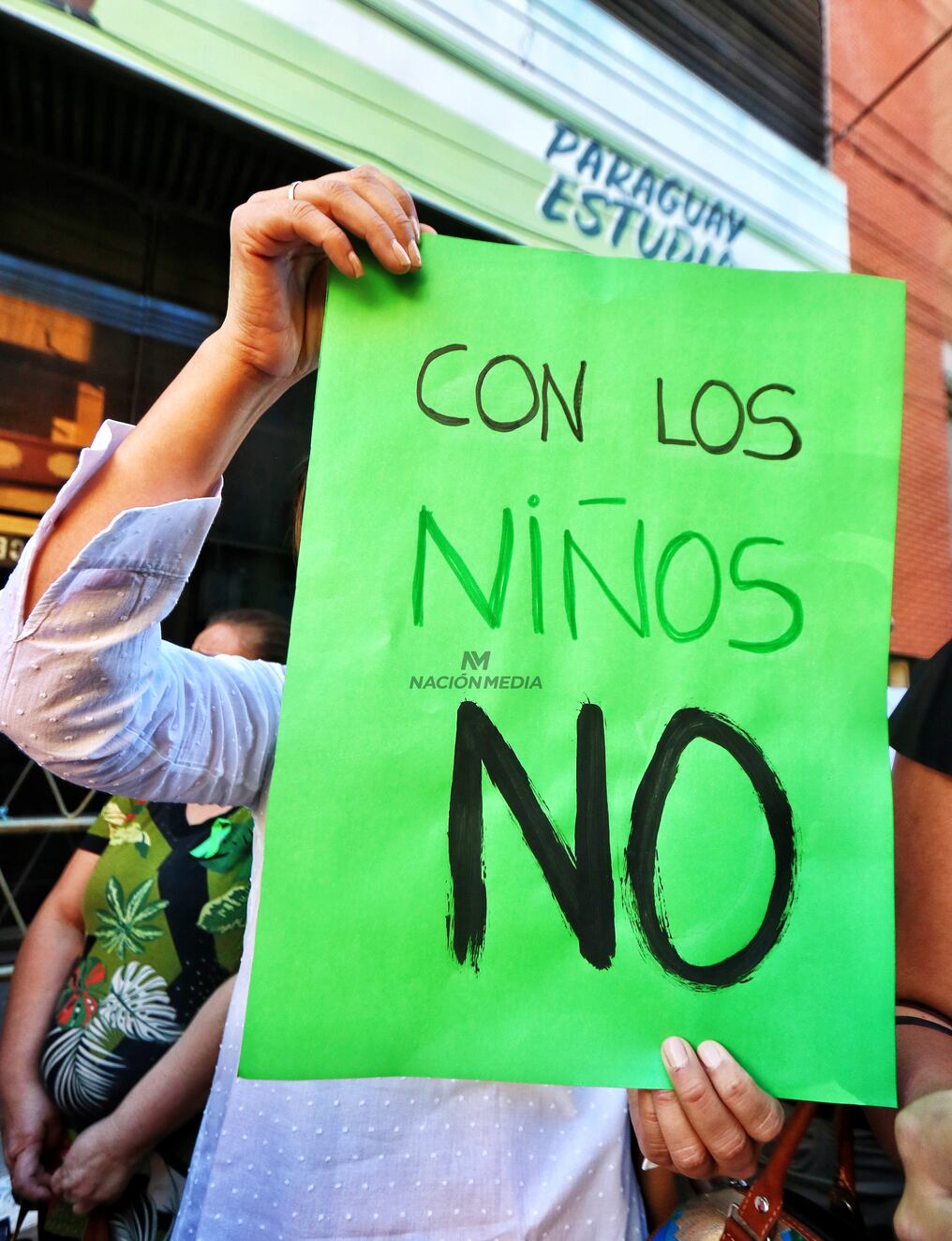 Padres de alumnos de un colegio de Fernando de la Mora exigen garantías para sus hijos a raíz de que adolescentes acusados de abuso sexual en niños en un colegio de Lambaré fueron incorporados en la institución educativa. Foto: Nadia Monges.