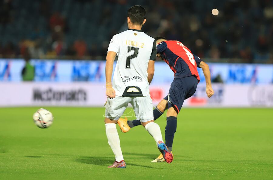 Federico Carrizo ya sacó el remate para anotar el tercero para el Ciclón. Otro golazo con su sello. No llega al cierre Valdez.FOTO:ROBERTO ZARZA