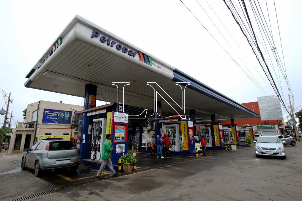 El precio internacional del petróleo, que experimenta un aumento sostenido, produjo un reajuste en el precio del gas en emblemas privados. Foto: Cristhian Meza.