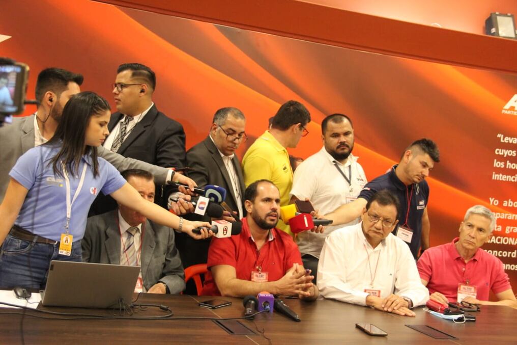 Santiago Brizuela, presidente del TEP de la ANR señaló que hasta se podrían seguir realizando las votaciones durante una hora tras el cierre de portones. Foto: Gentileza.