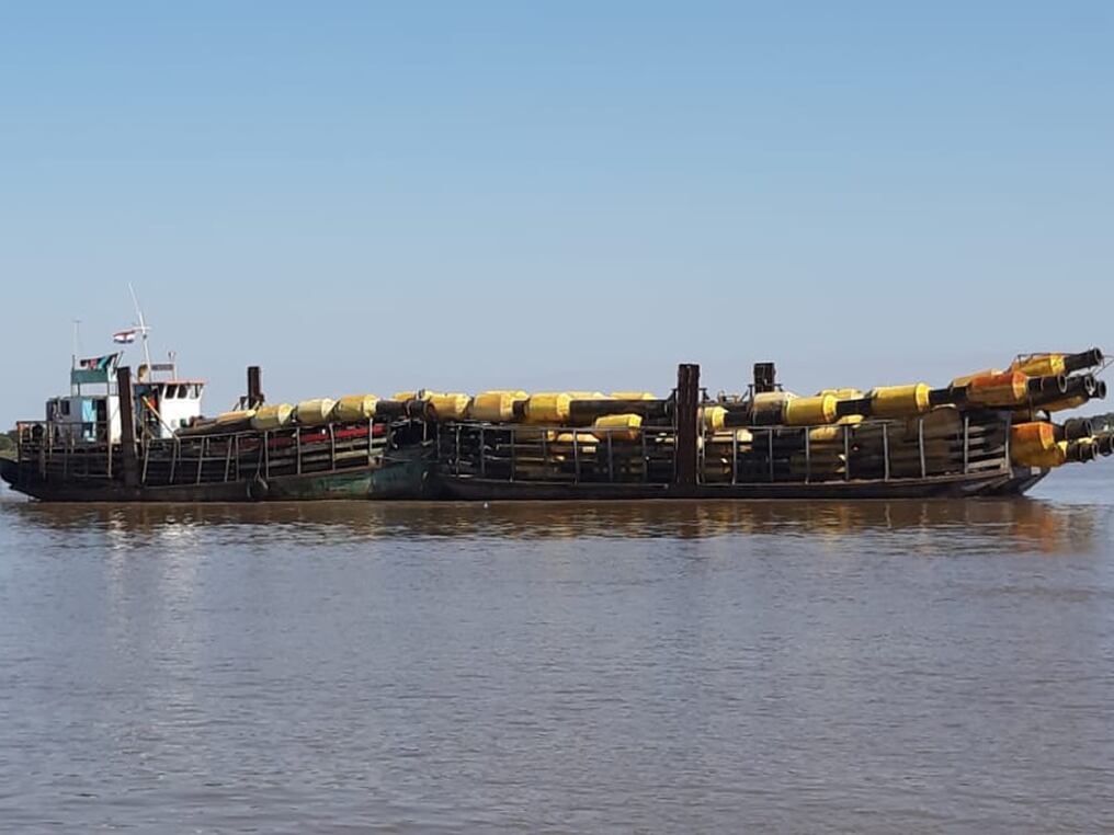 En total suman 900 metros lineales de caños de 560 mm diámetro, cuya función será expulsar el material de dragado: Mezcla de agua y arena que se conecta a las dragas que llegaron la semana pasada. Foto: Gentileza.