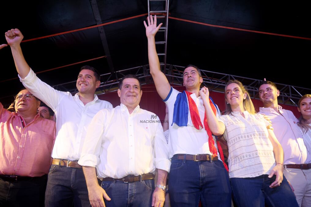 El electo jefe de Estado, Santiago Peña, sostuvo que la mayoría colorada en los diferentes cargos electivos serán una herramienta para el progreso y el bienestar de las familias paraguayas. Foto: Jorge Romero. 