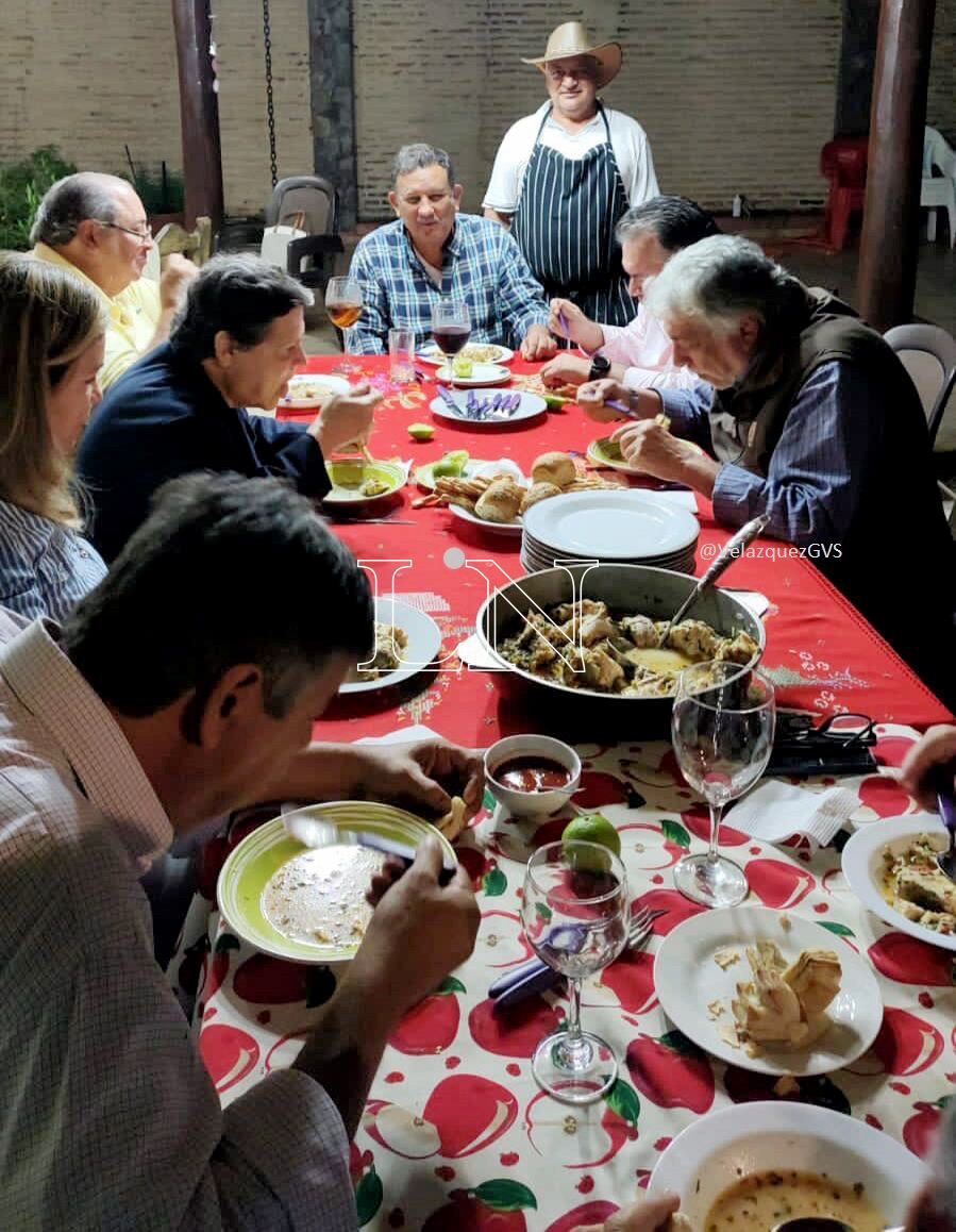 Esta imagen de un encuentro de Fernando Lugo y Euclides Acevedo, en el marco de una cena privada, también desató muchos comentarios hace unos días. Foto: Gentileza.