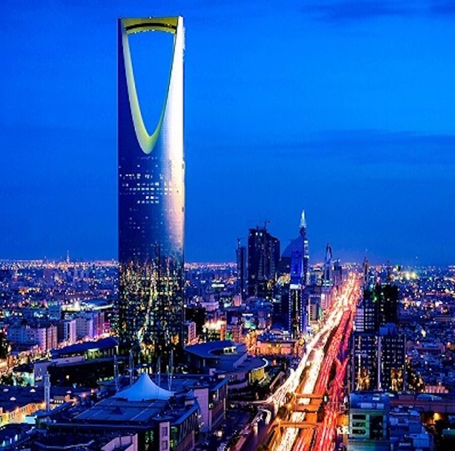 Dentro de un intercambio entre la Conmebol y la Fede­ración de Arabia Saudí, dos equipos arbitrales irán la próxima semana para diri­gir los partidos de semifina­les del torneo local.