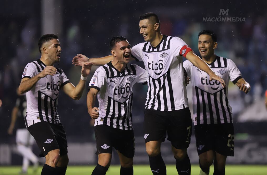 Un lujo para el fútbol paraguayo, Óscar Cardozo, el goleador de la noche y del campeonato con 10 conquistas, festeja su alegría con Álvaro Campuzano, Lucas Sanabria y Diego Gómez (foto: Jorge Jara)