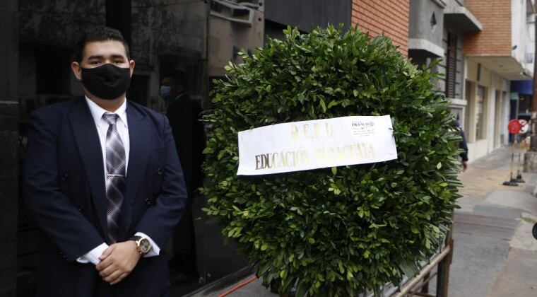Estudiantes del Consejo Estudiantil Nacional (CEN) realizaron este viernes la entrega de una corona de flores al Ministerio de Educación. Foto: Gentileza.