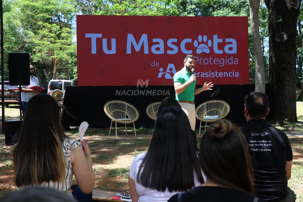 Salim Salemma, director ejecutivo de Interasistencia, expuso sobre el nuevo servicio para mascotas. Foto: Emilio Bazán.