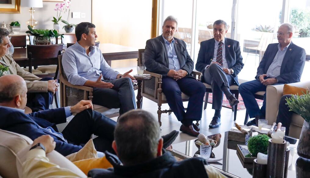 El presidente electo, Santiago Peña, se reunió con presidentes de gremios empresariales para abordar sobre la situación económica del país. Foto: Gentileza