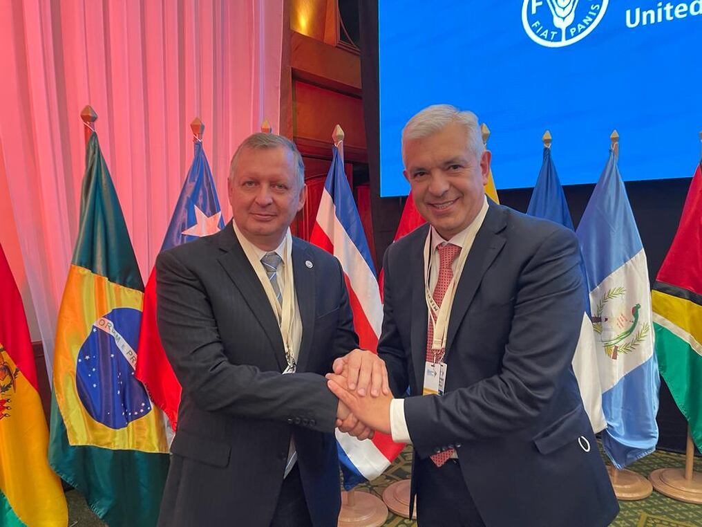 El ministro de Agricultura y Ganadería, Santiago Bertoni, mantuvo un encuentro con su par de Argentina, Julián Domínguez, en el marco de la 37ª Conferencia Regional de la FAO para América Latina y el Caribe. Foto: Gentileza.
