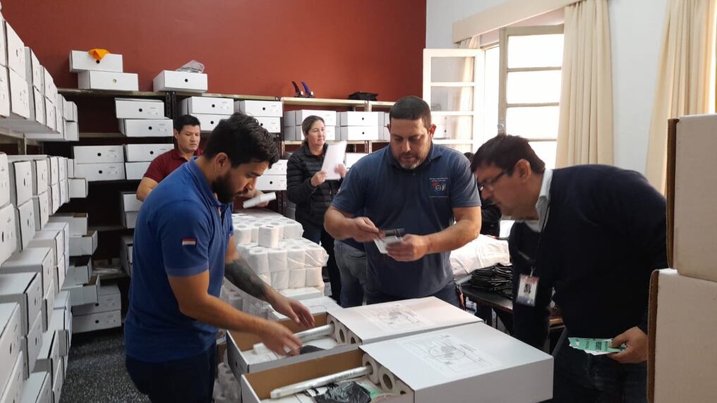 El trabajo consiste en la preparación de útiles para las mesas receptoras de votos en los maletines electorales. Foto: Gentileza.