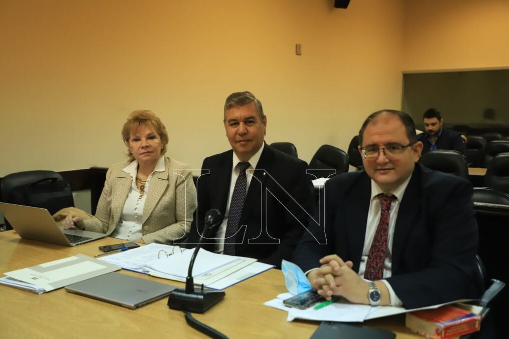 La exministra de la SET Marta González y sus abogados, en el juicio oral a Natalia Zuccolillo y Juan Carlos Lezcano. Foto: Roberto Zarza.