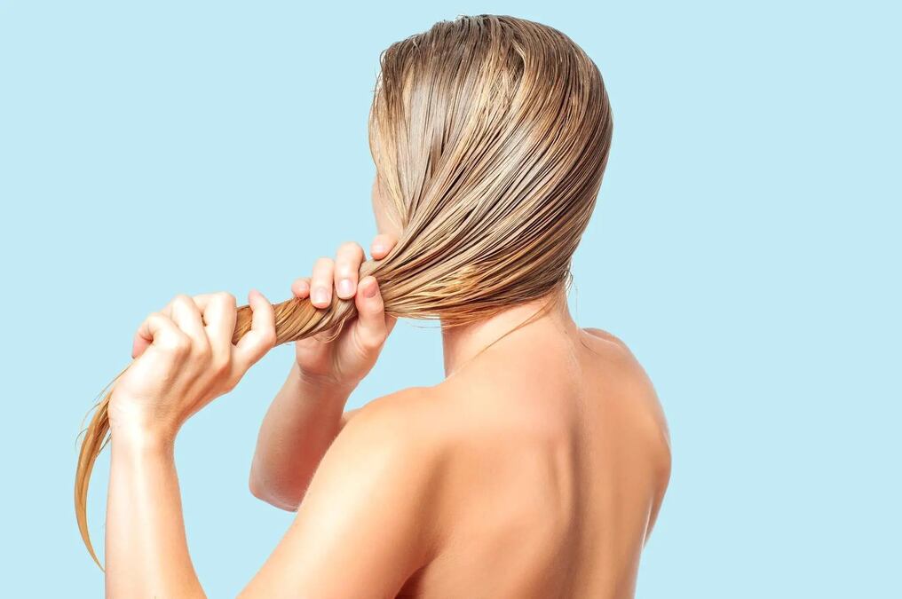 La decoloración, lavarse el cabello con agua muy caliente o usar excesivamente planchita, secador o buclera puede resecar el cabello y, a largo plazo, generar daños. Foto: ilustrativa/pexels.