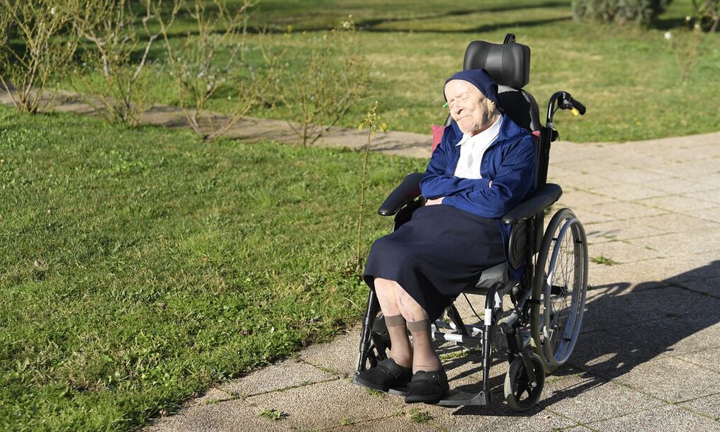 La mujer más anciana de Francia y vicedecana del mundo, la hermana André, celebró su cumpleaños supercentenario con oporto y chocolate. Foto: AFP.
