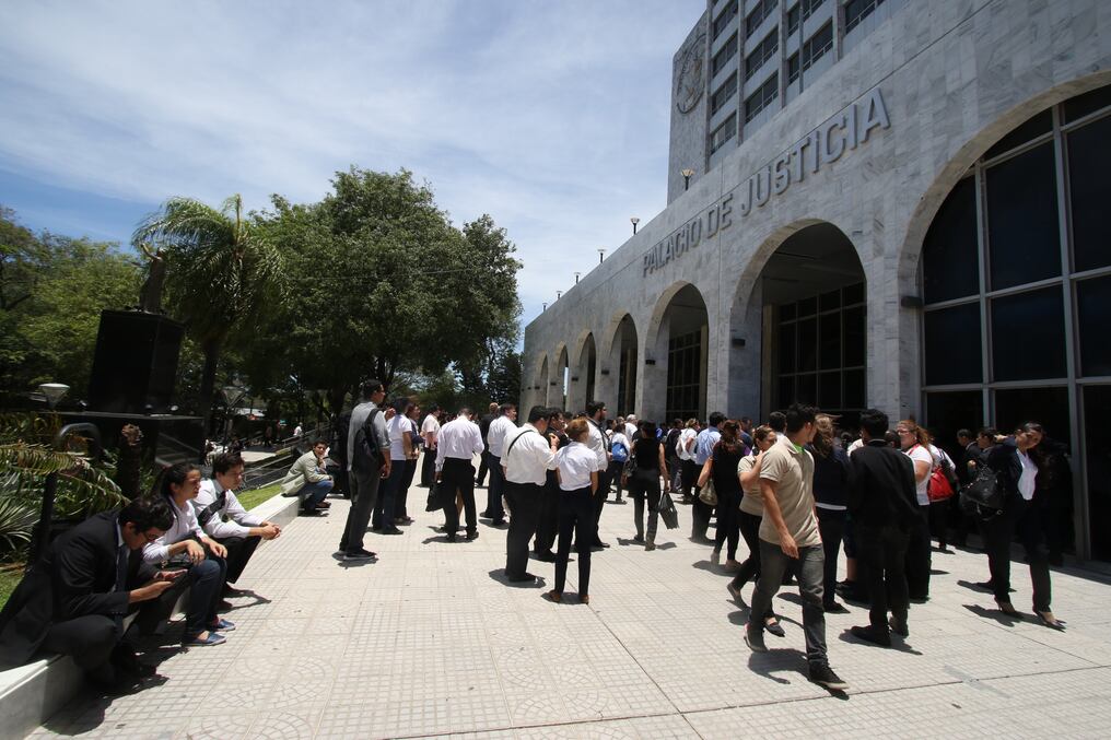 El senador Pedro Santacruz sostuvo que se debe trabajar hasta lograr una justicia independiente. Lamentó que una buena mayoría de operadores del sistema judicial están afiliados a los distintos partidos políticos. Foto: Pánfilo Leguizamón.