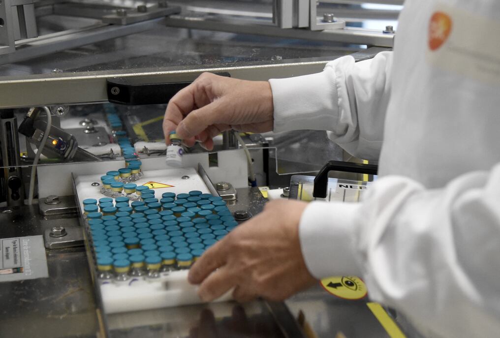 Este año se suministrarán unos 1.300 millones de dosis y en 2022, el resto, según informaron. Foto: AFP.