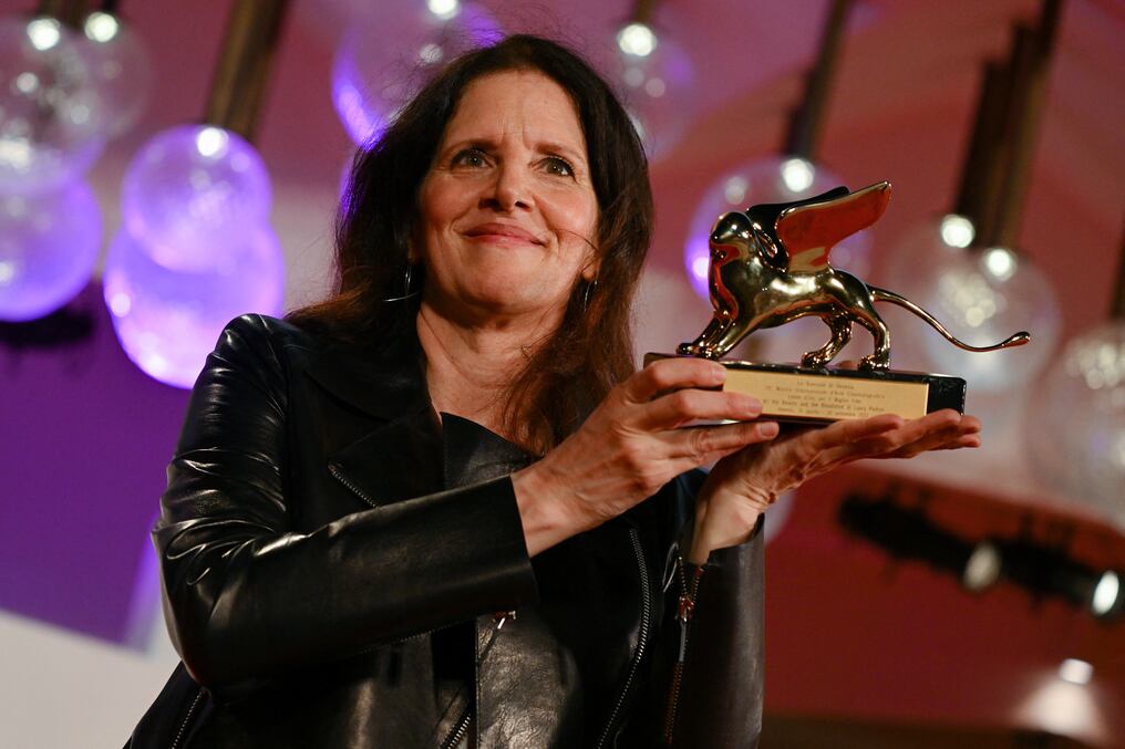La directora estadounidense Laura Poitras obtuvo el máximo galardón del festival italiano de cine por “All the Beauty and the Bloodshed”. Foto: AFP.