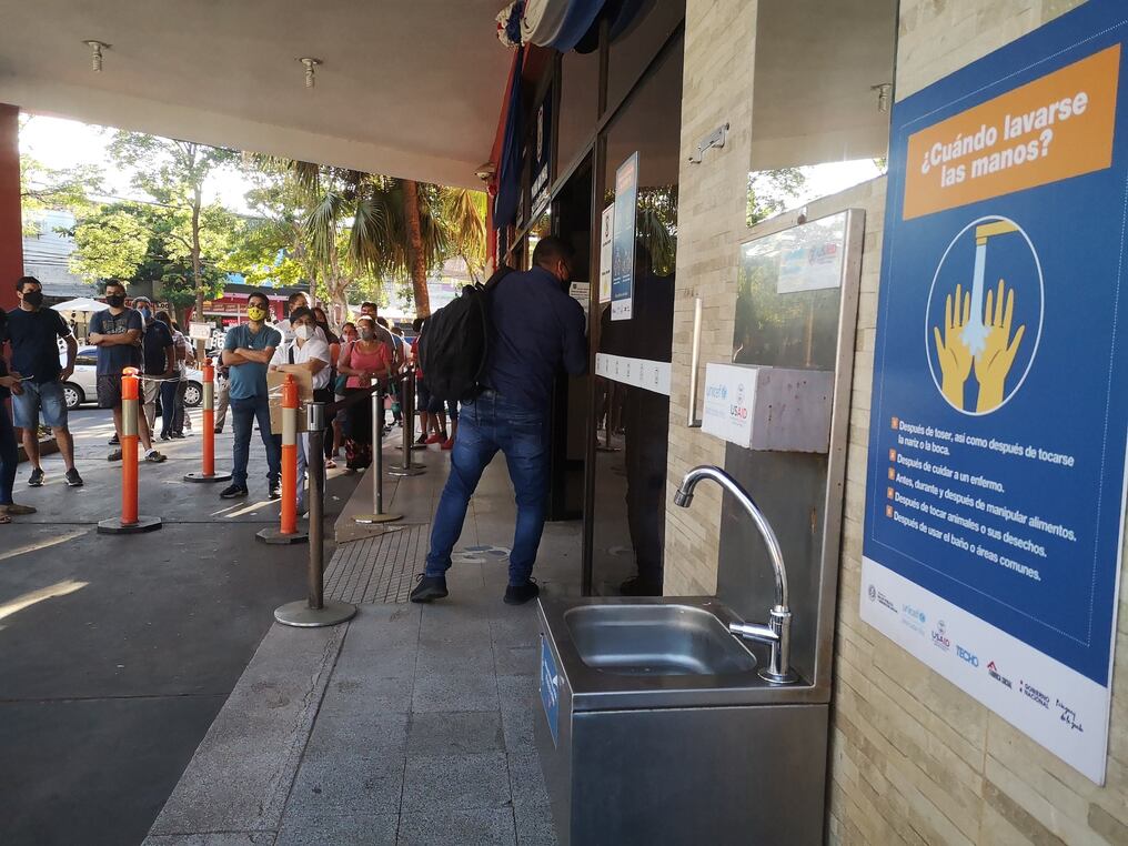 El lavatorio de manos de la sede central del Departamento de Identificaciones no funciona desde hace varios días, mientras que la fila se extiende con el correr de los minutos. Foto: Angélica Giménez.
