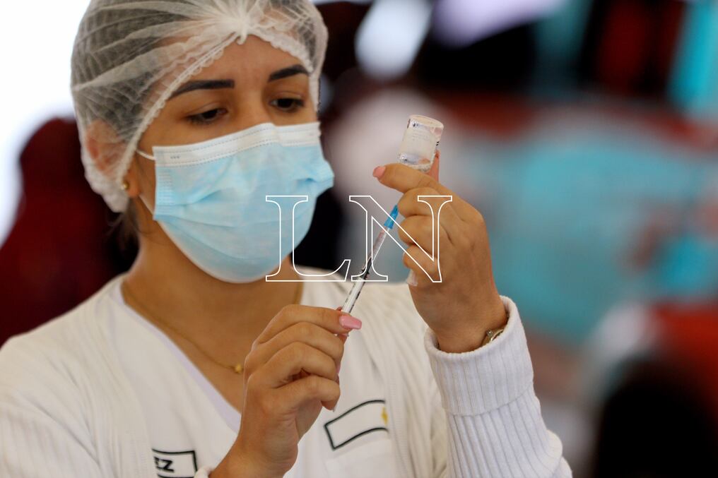 Desde Salud Pública recordaron que la inmunización correspondiente a la primera, segunda y tercera dosis se realiza en los vacunatorios habilitados por la cartera sanitaria. Foto: Christian Meza.