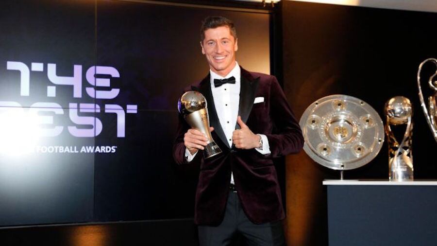 El polaco Robert Lewan­dowski (32 años), atacante estrella del Bayern Munich, y la inglesa Lucy Bronze (Man­chester City) fueron designa­dos como los mejores jugado­res del año 2020.FOTO: GENTILEZA