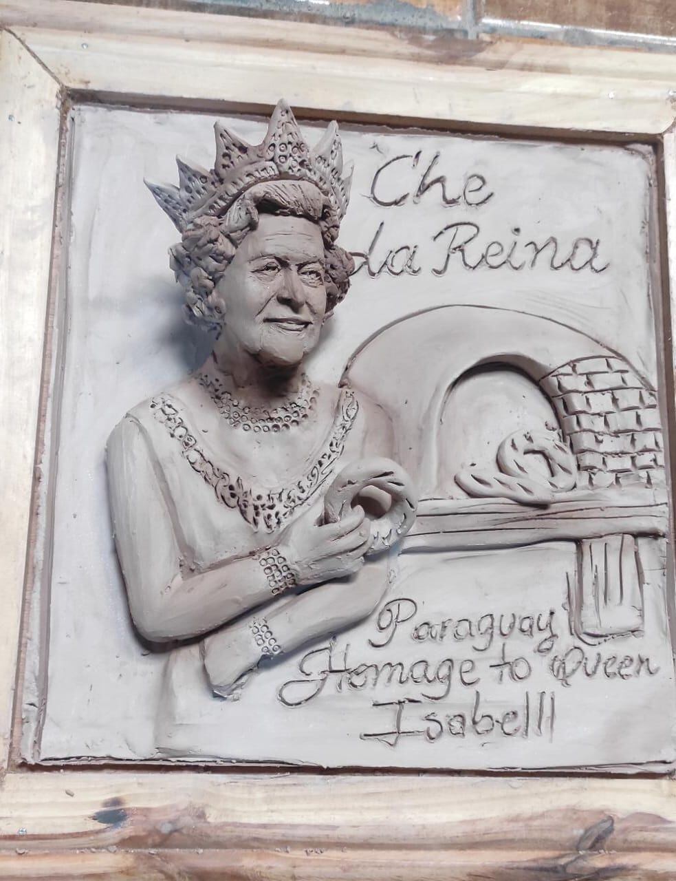 El cuadro de barro de la reina incluye un tatakua y chipa que, según el artista, representa nuestra gastronomía. Foto: Gentileza.