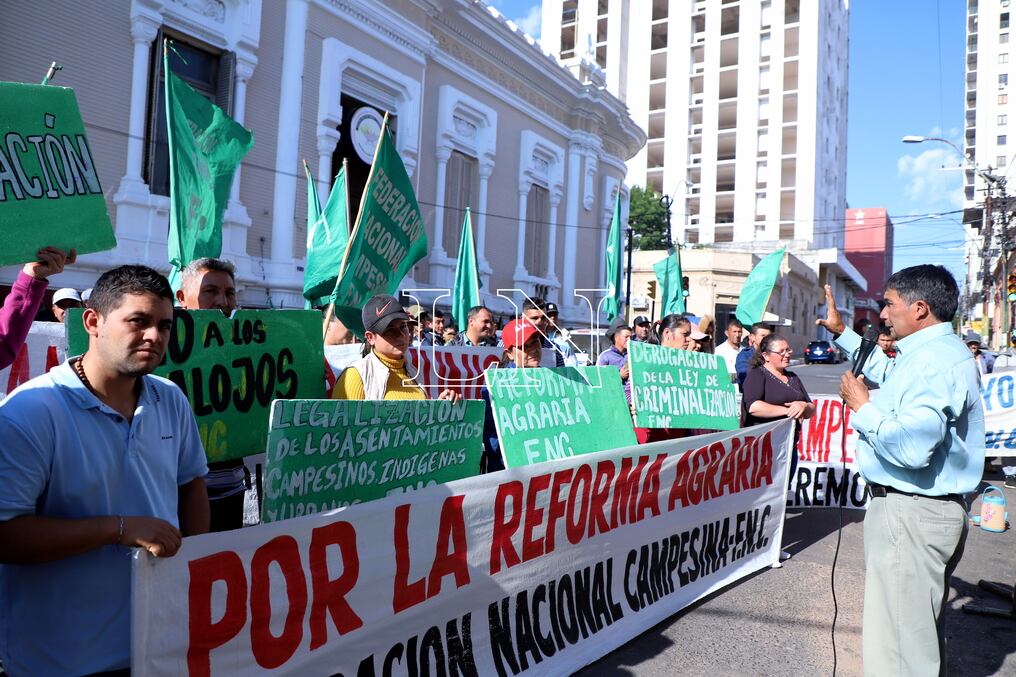 Los campesinos de la Federación Nacional Campesina solicitan la regularización de cerca de 40 asentamientos en Caaguazú, San Pedro, Canindeyú e Itapúa. Foto: Roberto Zarza.