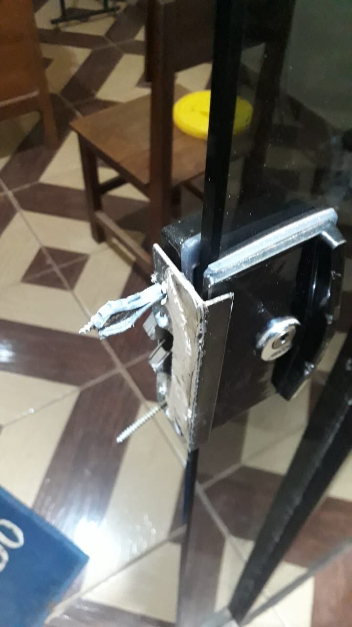 Los malvivientes destruyeron todas las puertas. Foto: Ángel Flecha.