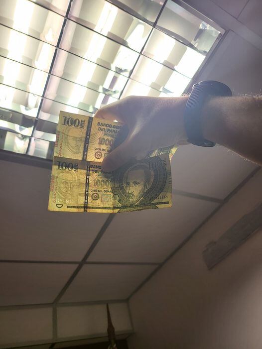 Usuario de las redes sociales compartió la imagen de dos billetes, uno falso y otro autentico, la imitación era tan perfecta, excepto por el dibujo de San Roque que generó todo tipo de comentarios en la plataforma virtual.  Foto: Gentileza.