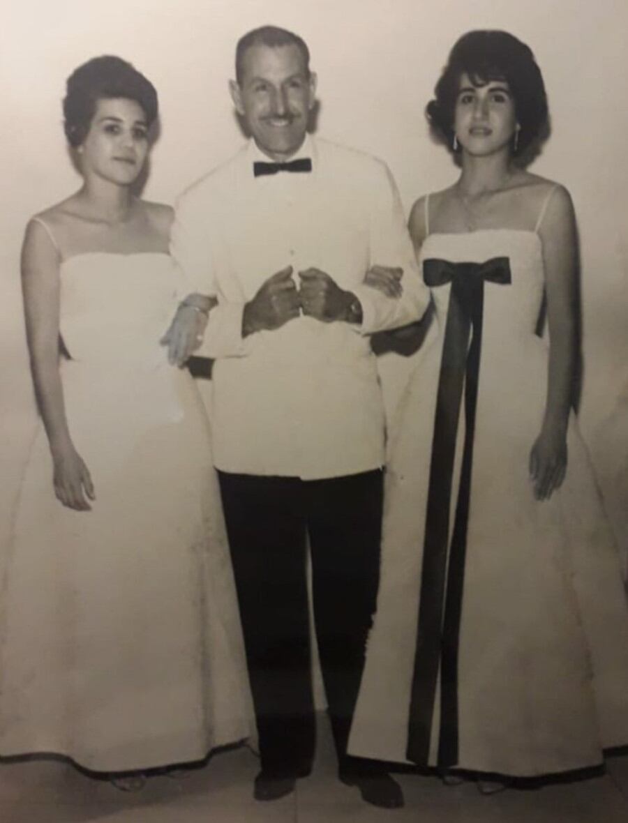 Nano Costa Martí y sus hijas Nuria y Dulce María Costa Martí Soteras. Debut del Rotary Club. Hotel Guaraní. Asunción 1963.