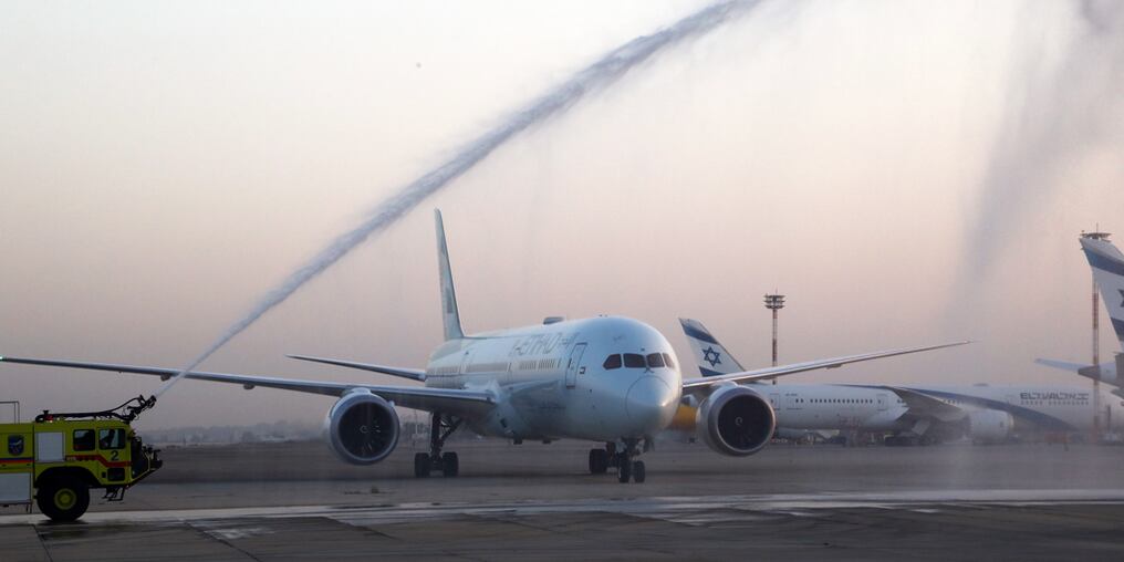 Un avión de la aerolínea emiratí Etihad Airways se convirtió este lunes en el primer vuelo de pasajeros de este país del Golfo que aterriza en Israel. Foto: Etihad Airways.