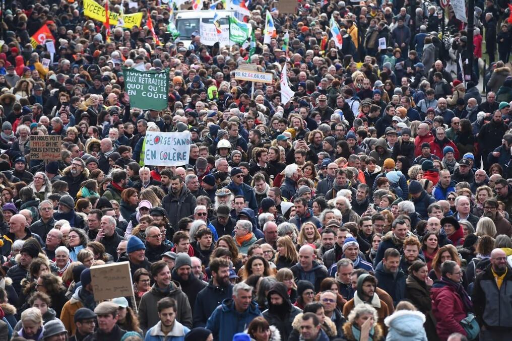 Manifestación en Nantes, en el oeste del país, el martes pasado, como parte de un día de huelga nacional contra las reformas de pensiones propuestas. Foto: AFP.
