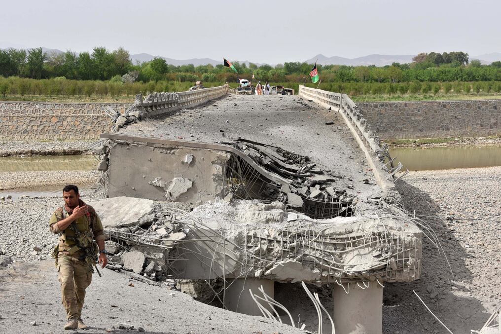 "Tres cohetes fueron lanzados contra el aeropuerto y dos dañaron la pista”, dijo a la AFP el director del aeropuerto de Kandahar, Masud Pashtun. Foto: AFP.