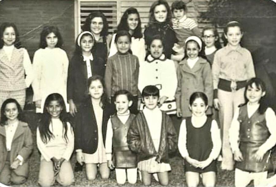 Susana Da Ré, Claudia, Carmen y Ana María Ávila, Liliana Sosa Escobar, las hermanas Villalba, las hermanas Alegre y Josefina Talia, con la profesora Maricarmen Ávila de Mallorquín. Sajonia. Asunción, 1970.