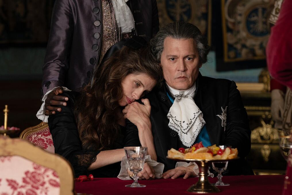 El actor estadounidense Johnny Depp junto a la actriz francesa Maïwenn (exesposa de Luc Besson) en “Jeanne du Barry”. Foto: Gentileza.