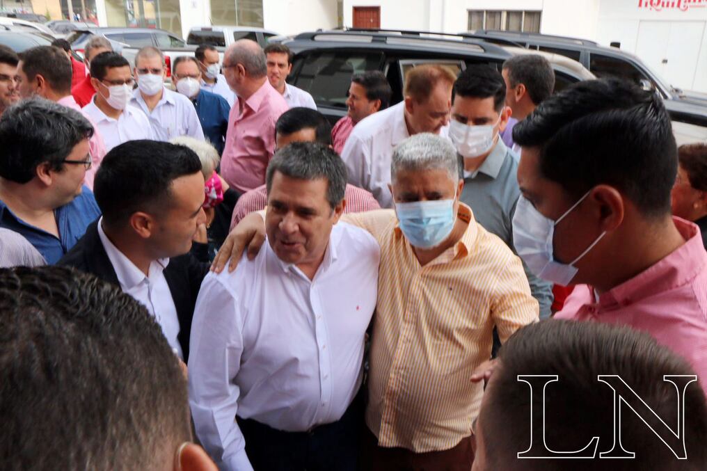 El expresidente Horacio Cartes acudió a la presentación de la precandidatura de Torres en Ciudad del Este. Foto: Gustavo Galeano.