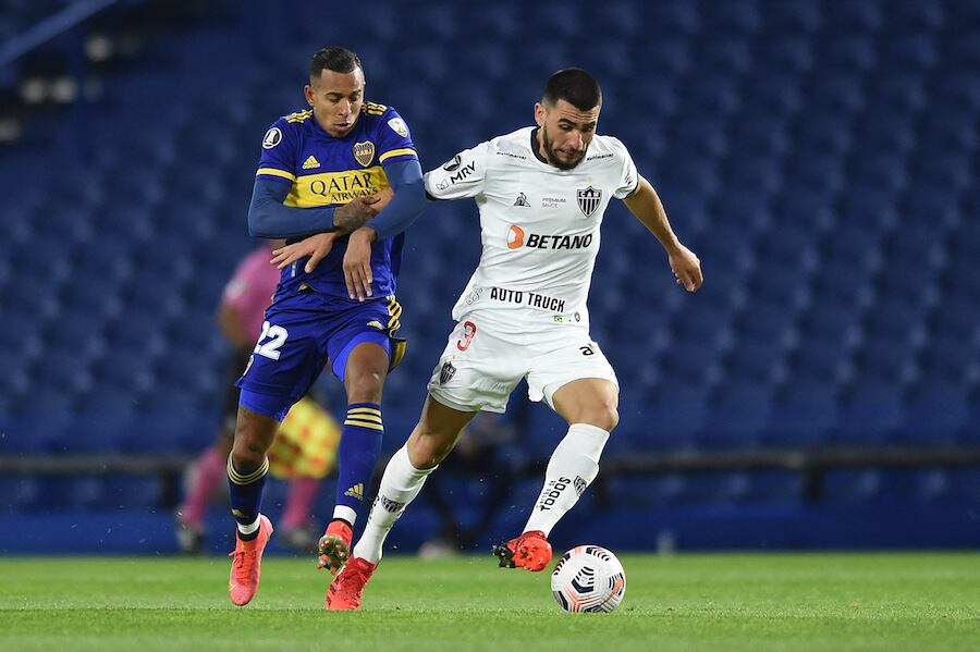 El defensor paraguayo Júnior Alonso se adelanta al colombiano Sebastián Villa de Boca en la Libertadores.FOTO:AFP
