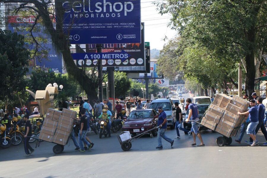 Comerciantes de Ciudad del Este consideran que se deberá analizar y evaluar todo el contexto comercial luego de la reapertura del Puente. Foto: Archivo.