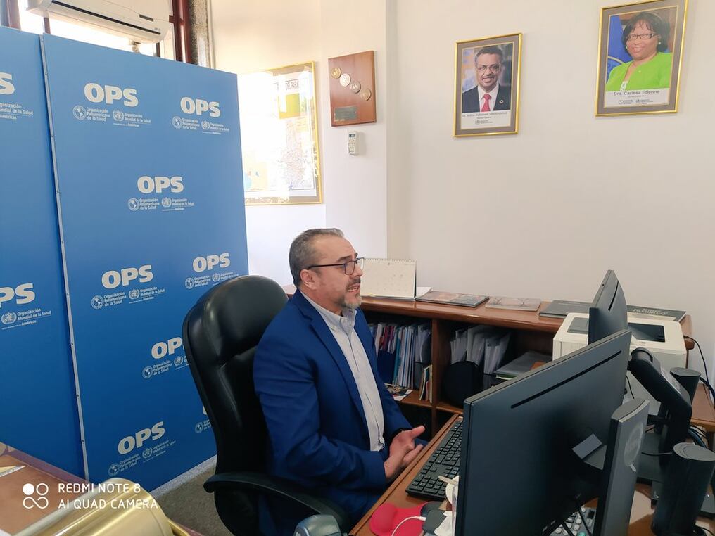 El representante de la OPS/OMS en Paraguay, Luis Roberto Escoto explicó que se trata de de 36.000 dosis de las vacunas AstraZéneca Bioscience de la República de Corea que están en tránsito a Paraguay, vía Países Bajos. Foto: Twitter.