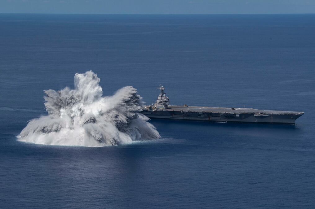 La primera de las pruebas, conocidas como Full Ship Shock Trials, ocurrió el viernes, cuando la Armada desencadenó un evento explosivo gigante cerca del USS Gerald R. Ford, según un comunicado. Foto: AFP.
