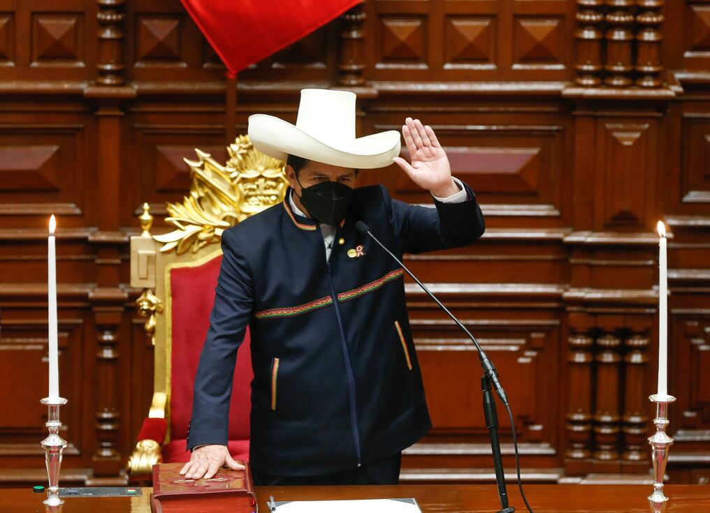 El maestro rural de izquierda juró este miércoles como nuevo presidente de Perú en una solemne ceremonia en el Congreso en Lima, en el día del bicentenario de la Independencia. Foto: Twitter.