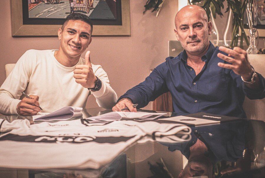 Hugo Fernández retorna al Olimpia, aquí al momento de firmar un nuevo vínculo con el presidente Miguel Cardona.FOTO:OLIMPIA MEDIA