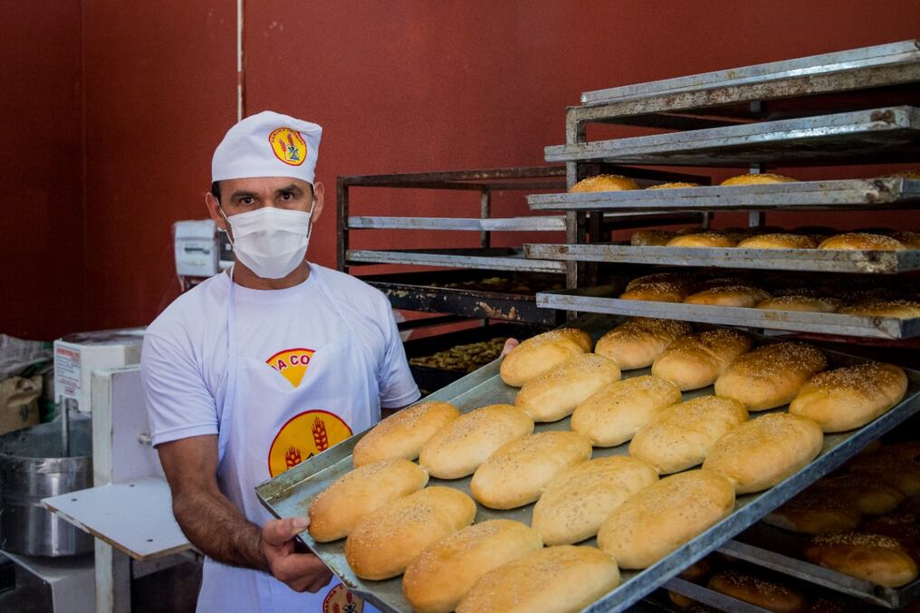 Tres internos reactivan la panadería de la UPIE, ya con pan dulces y budines especiales, apuntando al festejo navideño. Foto: Gentileza.