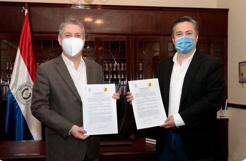 El documento fue rubricado por el presidente de la Justicia Electoral, Jaime Bestard, y el titular del PEN, Fernando Camacho. Foto: Gentileza.