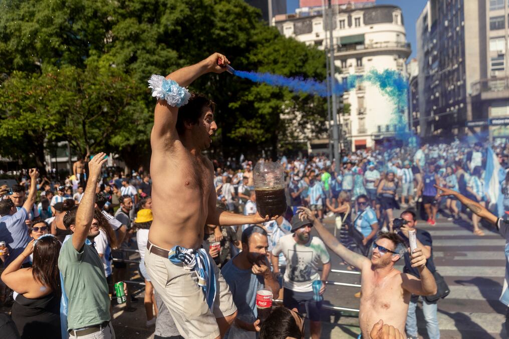 La ancha avenida 9 de Julio fue copada por miles de argentinos tras la final del partido de la selección albiceleste ante Francia. Foto: AFP.